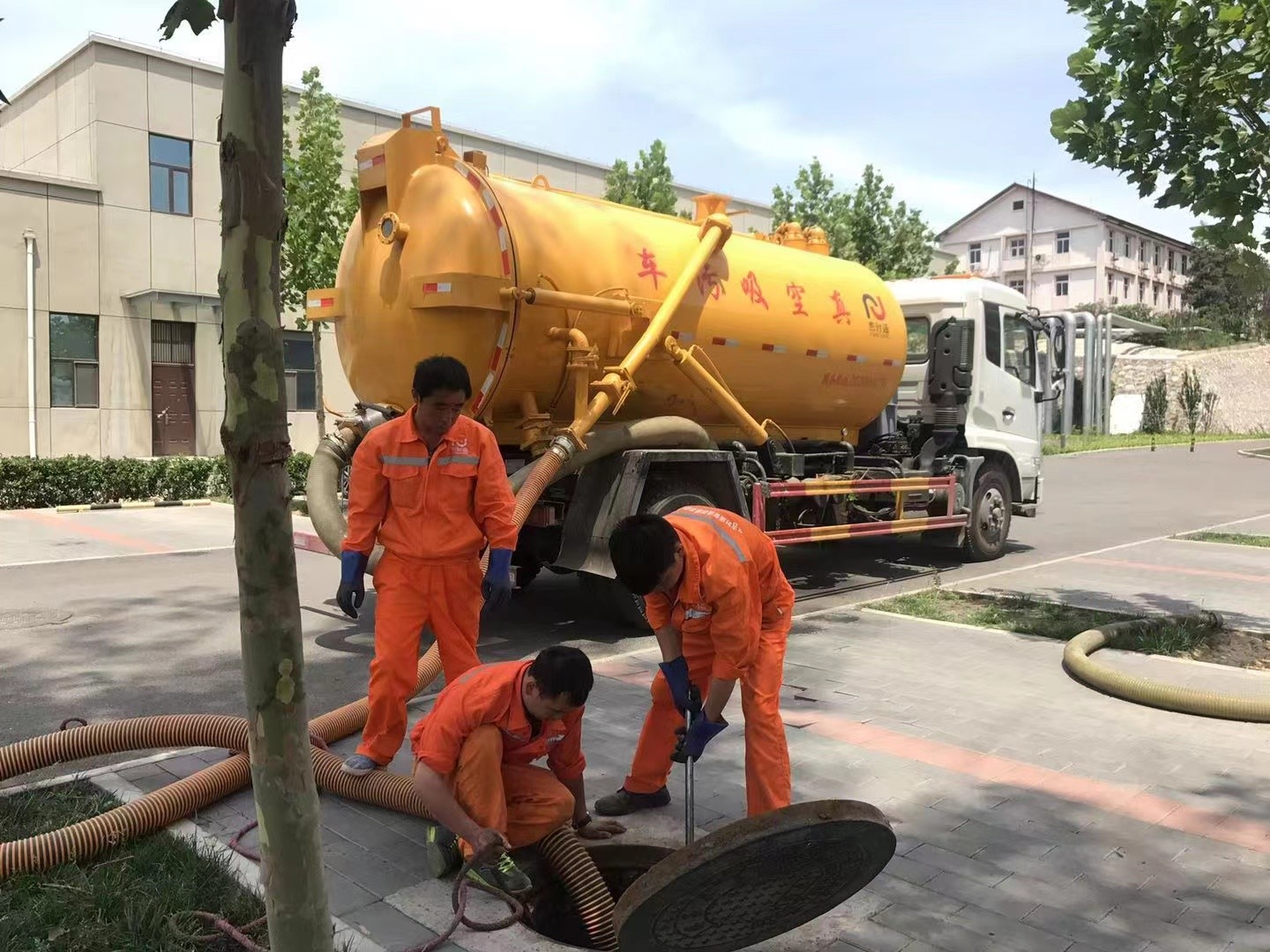 阳春管道疏通车停在窨井附近