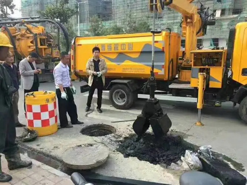 阳春街道：网格员化身“清道夫”，为民解忧疏通“堵心”化粪池