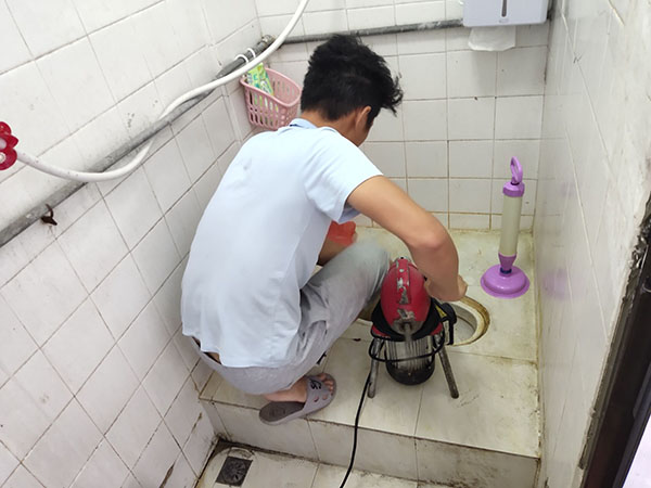 阳春肥皂掉到马桶里把马桶堵住了怎么办？马桶堵住了怎么办