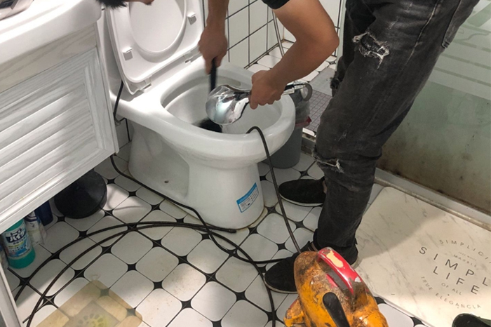 阳春马桶堵塞自己疏通还是找师傅?专业上门服务让你省时更省心